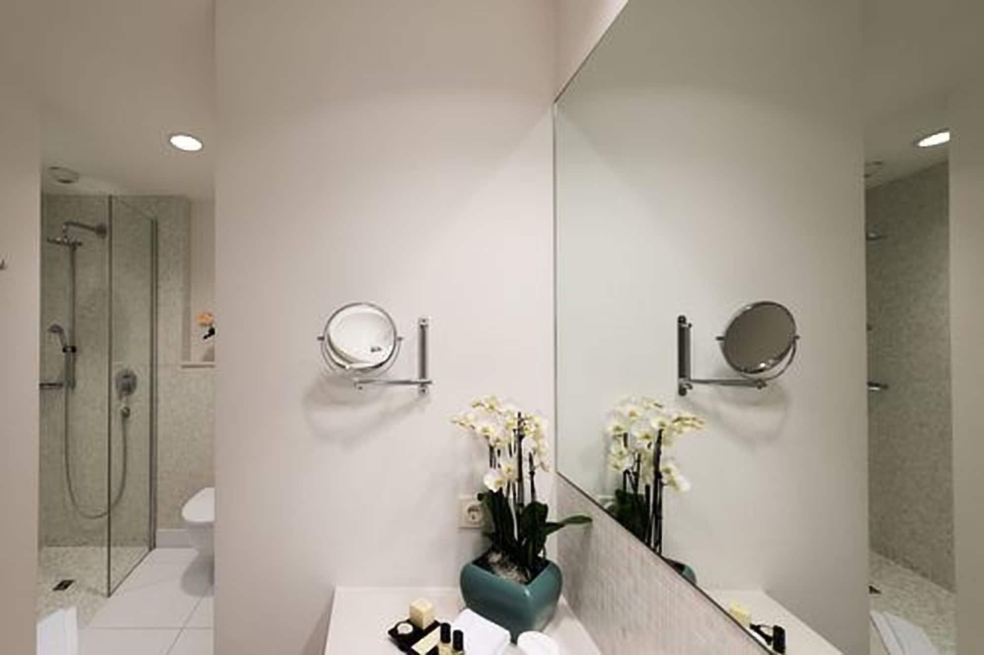 Privathotel Lindtner Hamburg Hamburgo Exterior foto Bathroom mirror