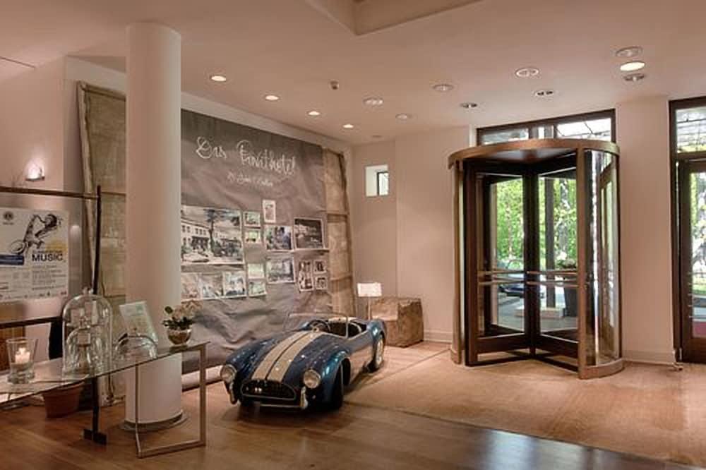 Privathotel Lindtner Hamburg Hamburgo Exterior foto The interior of the Bentley London showroom