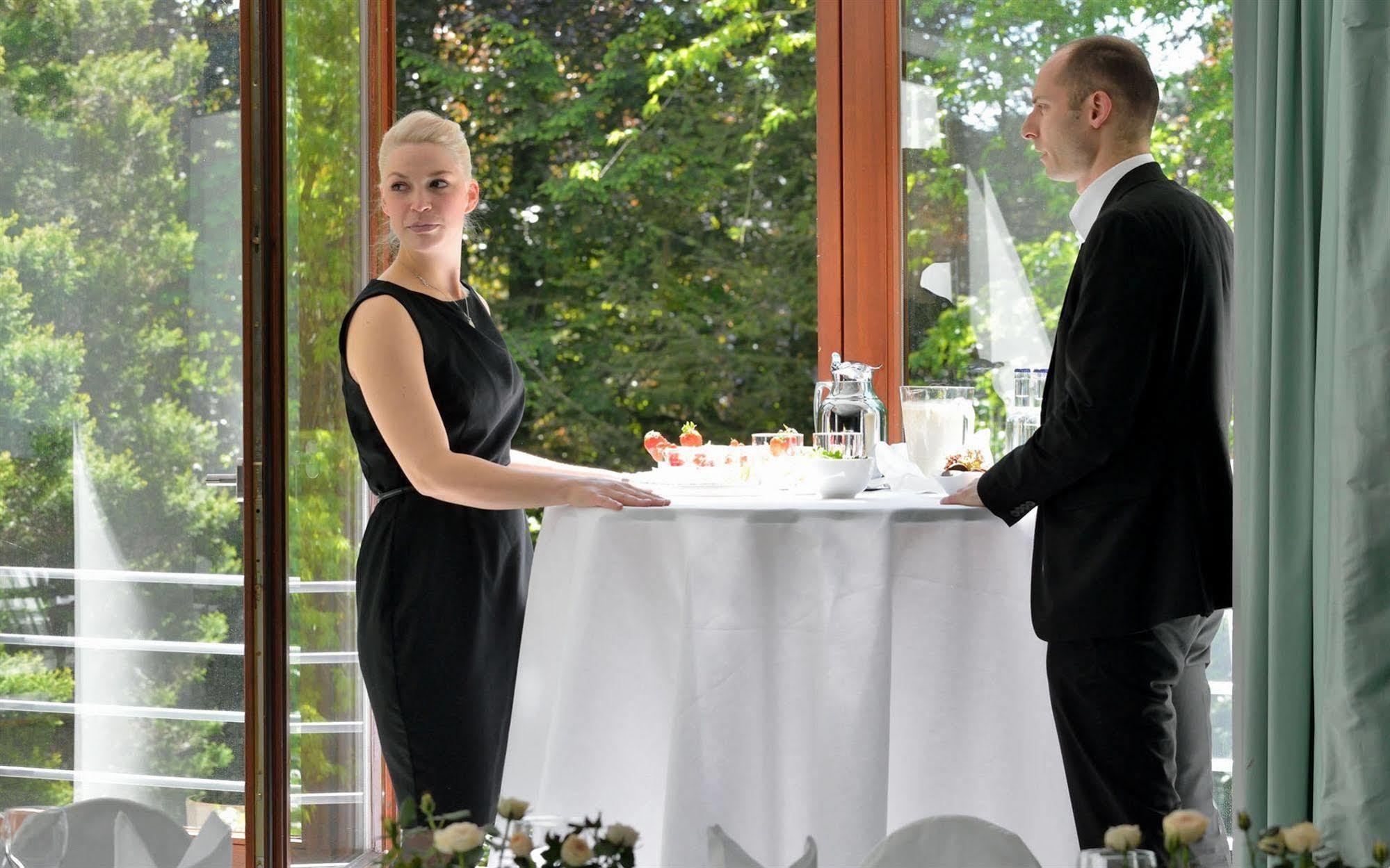 Privathotel Lindtner Hamburg Hamburgo Exterior foto A restaurant hostess and a restaurant manager