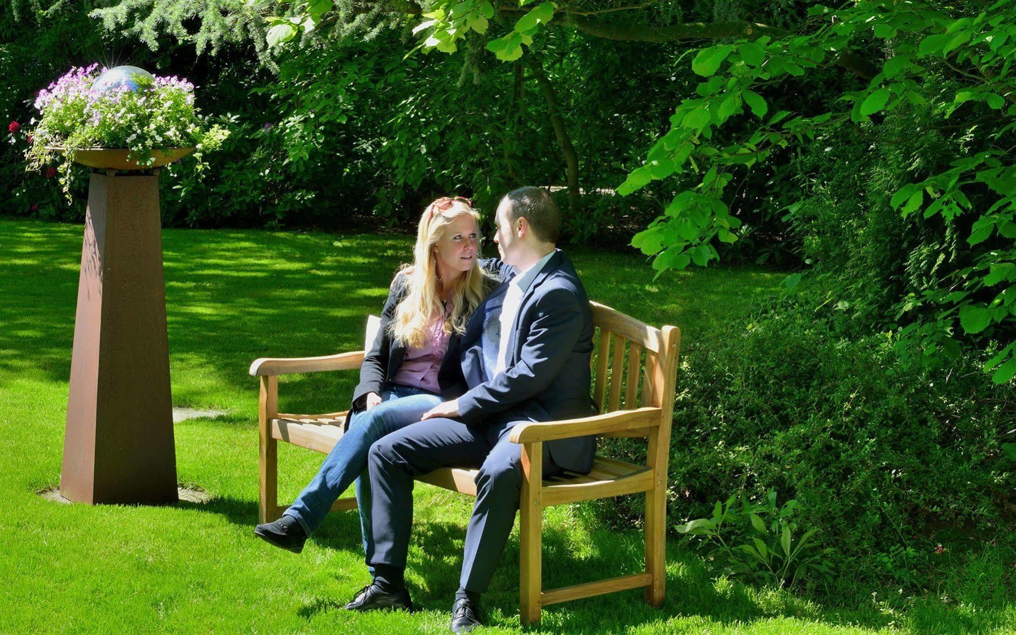 Privathotel Lindtner Hamburg Hamburgo Exterior foto A couple sitting on a bench