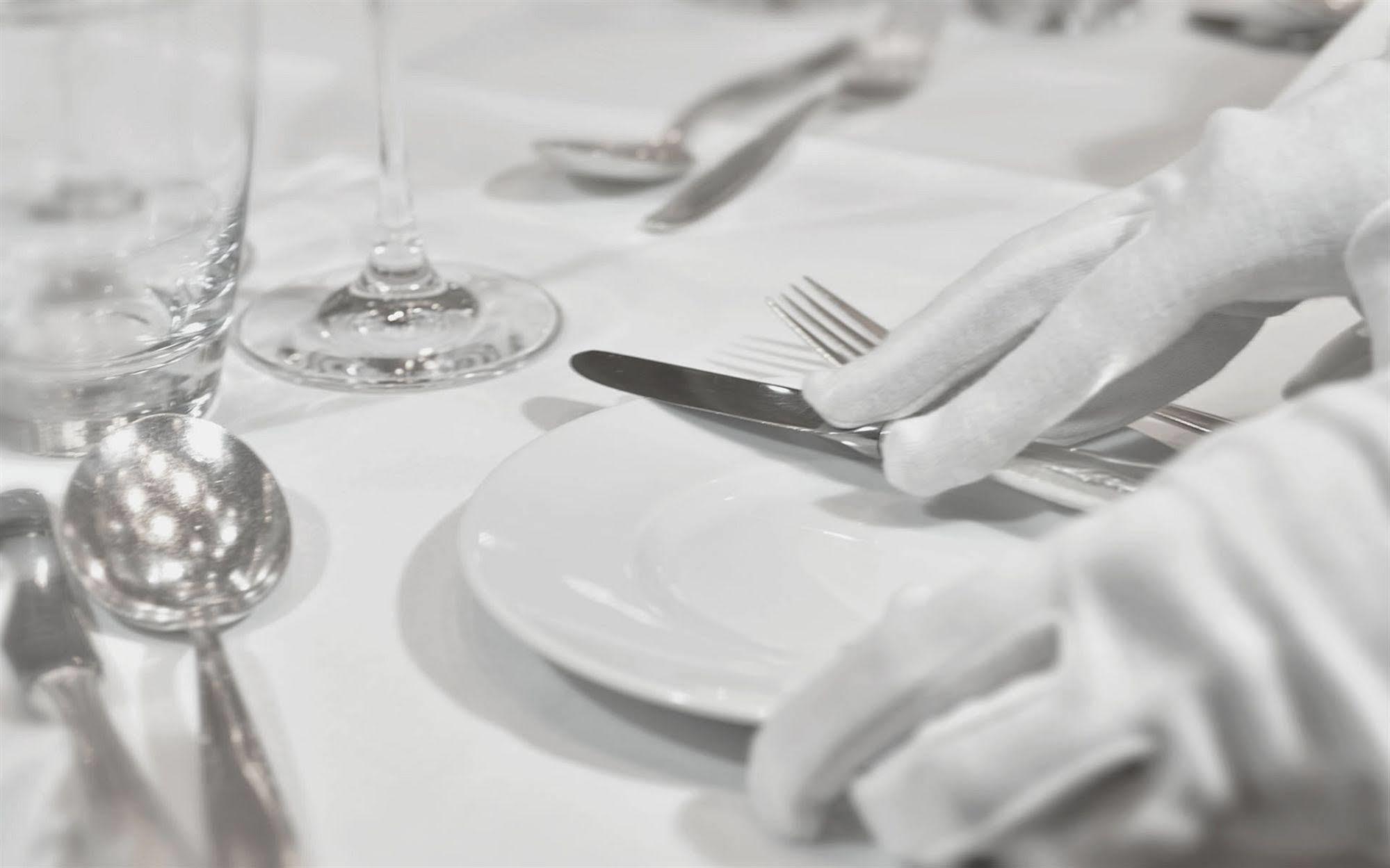 Privathotel Lindtner Hamburg Hamburgo Exterior foto A table set for fine dining