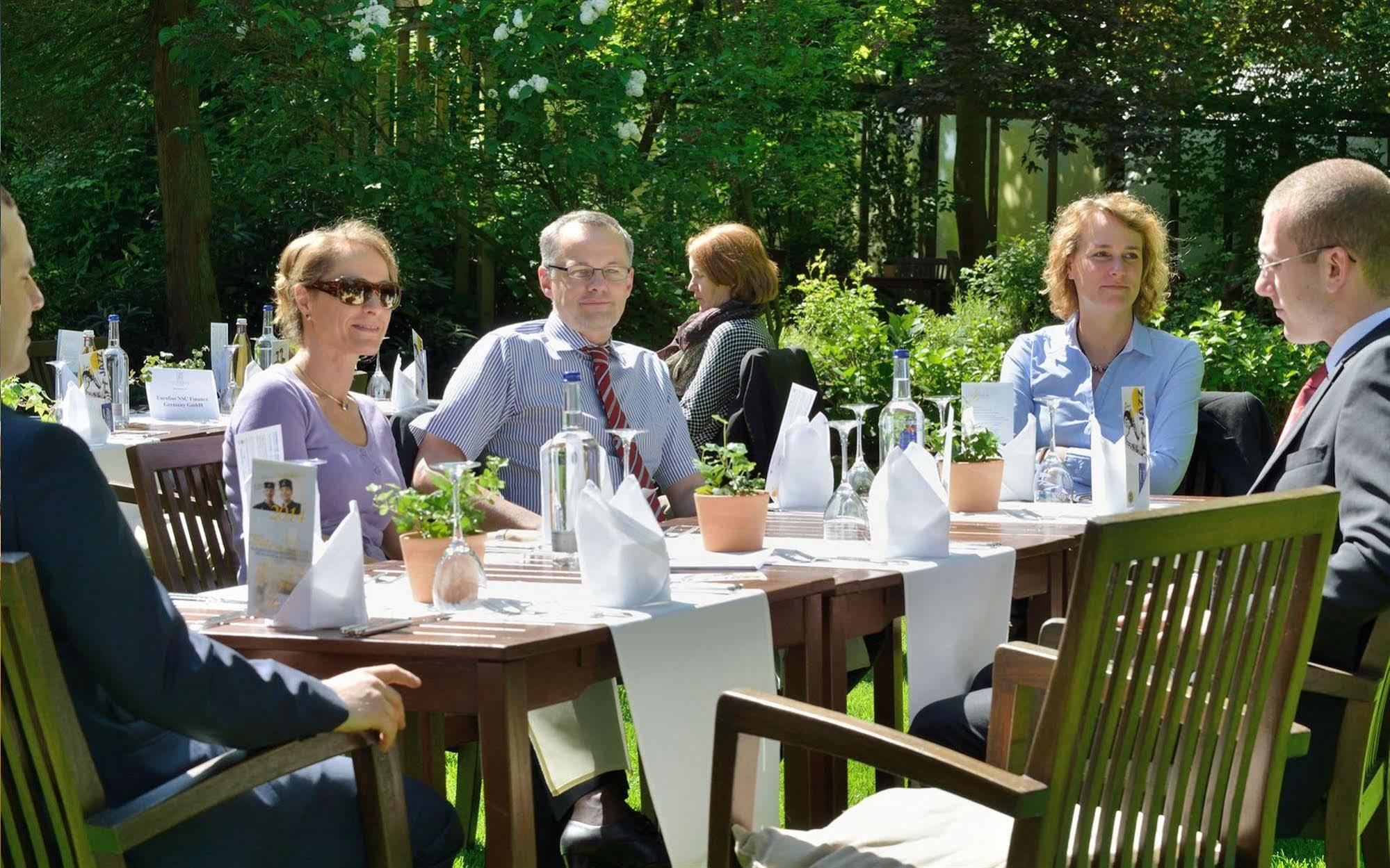 Privathotel Lindtner Hamburg Hamburgo Exterior foto The Danish royal family at the annual garden party