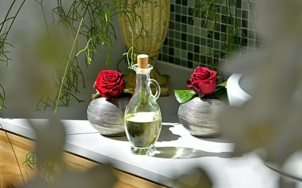 Privathotel Lindtner Hamburg Hamburgo Exterior foto A bottle of rose water